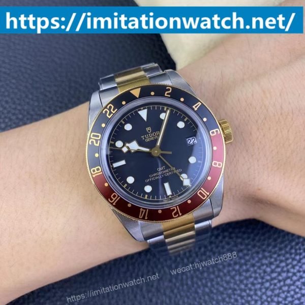 30721 ZF為帝舵GMT大家族新增了一枚“沙士圈”腕錶,整體配色更加沉穩,彰顯復古型格