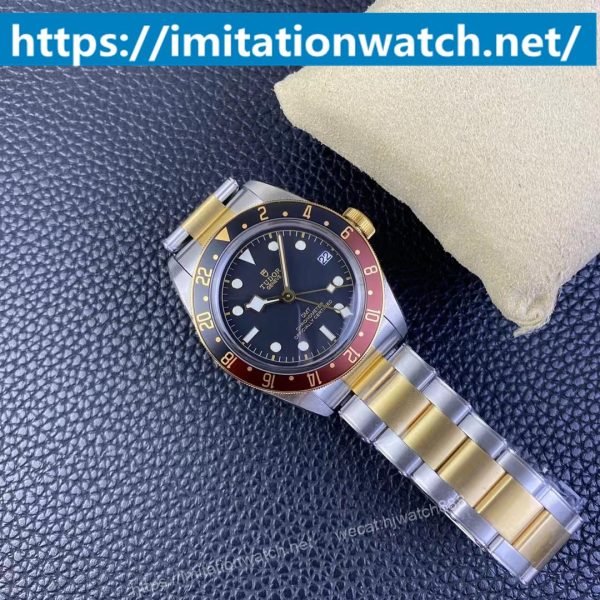 30730 ZF為帝舵GMT大家族新增了一枚“沙士圈”腕錶,整體配色更加沉穩,彰顯復古型格